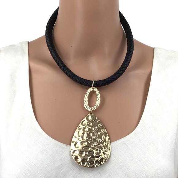 C 1946 Pendant Necklace Black Gold Tone Adjustable Length - Picture 1 of 3